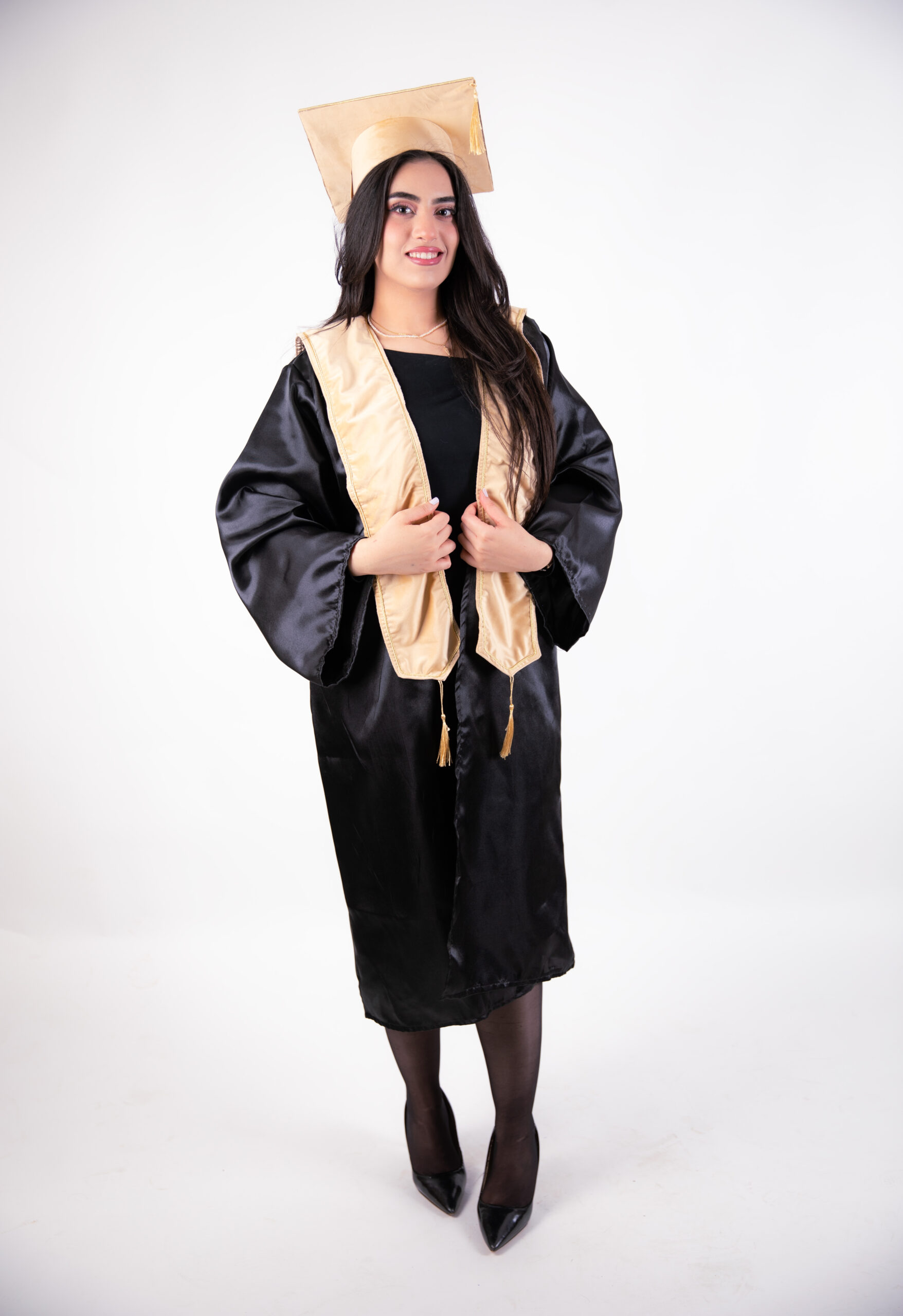 Robe De Soutenance Avec Chapeau et Echarpe Doré – Image 7