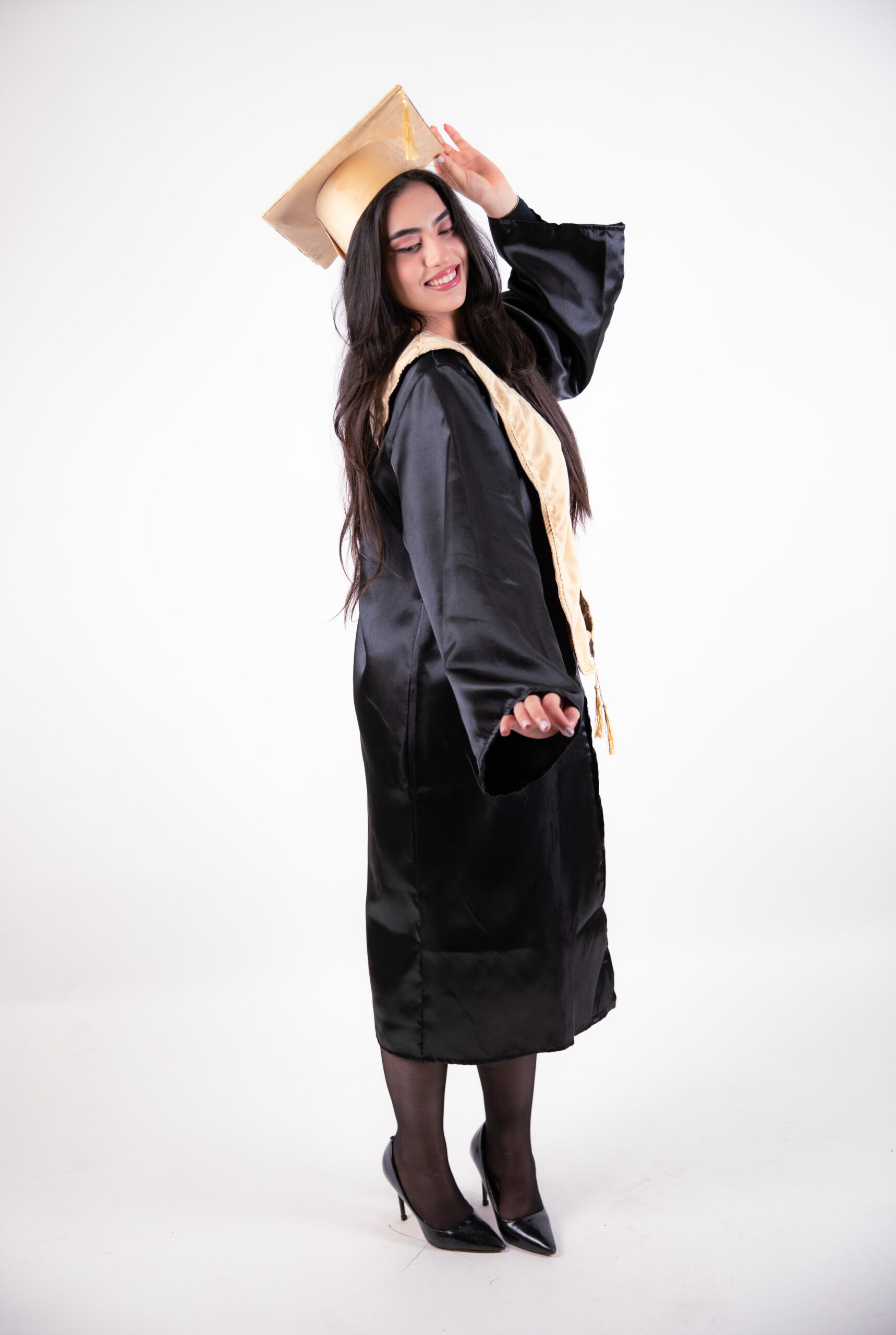 Robe De Soutenance Avec Chapeau et Echarpe Doré – Image 6