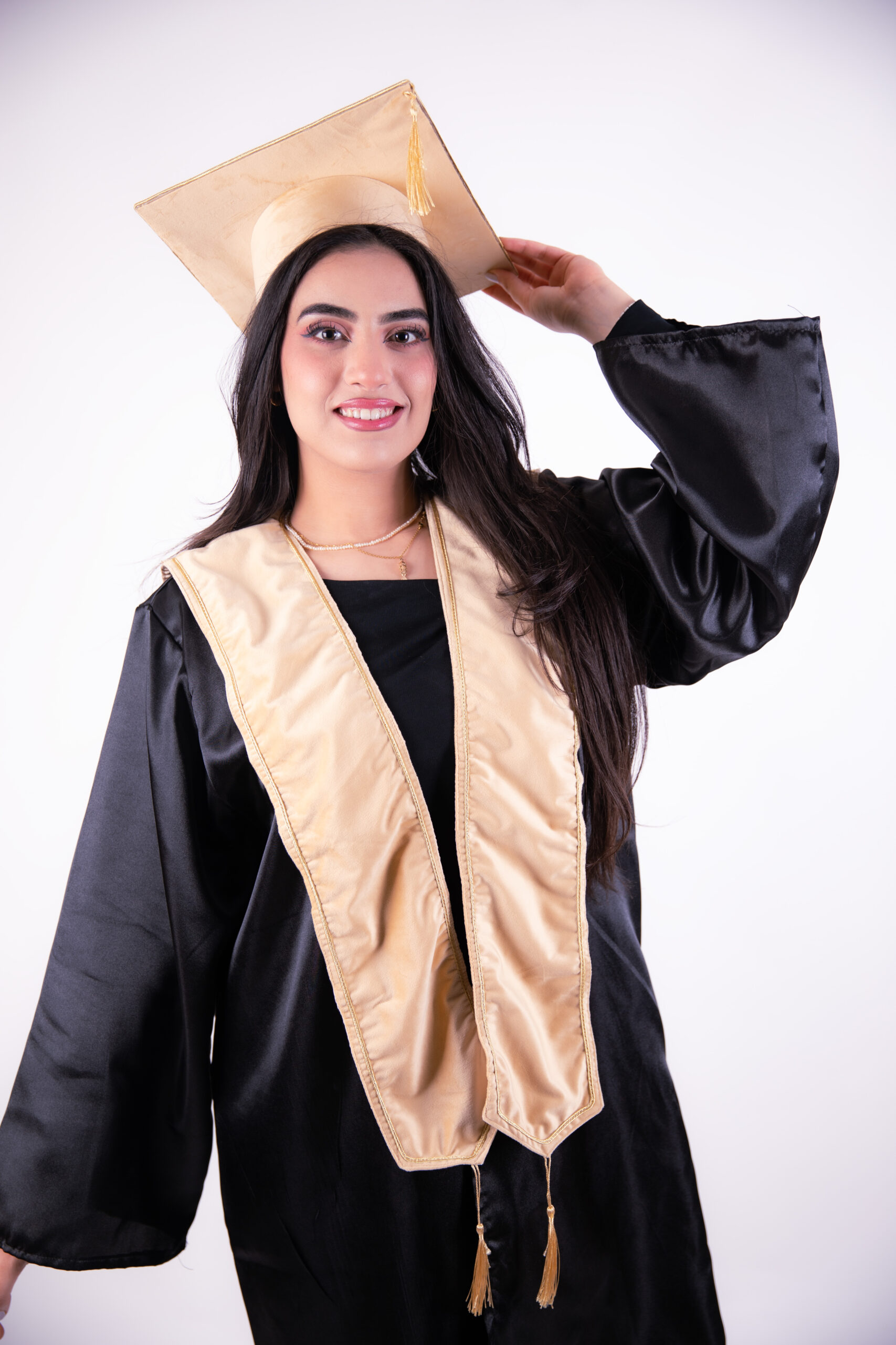 Robe De Soutenance Avec Chapeau et Echarpe Doré – Image 5