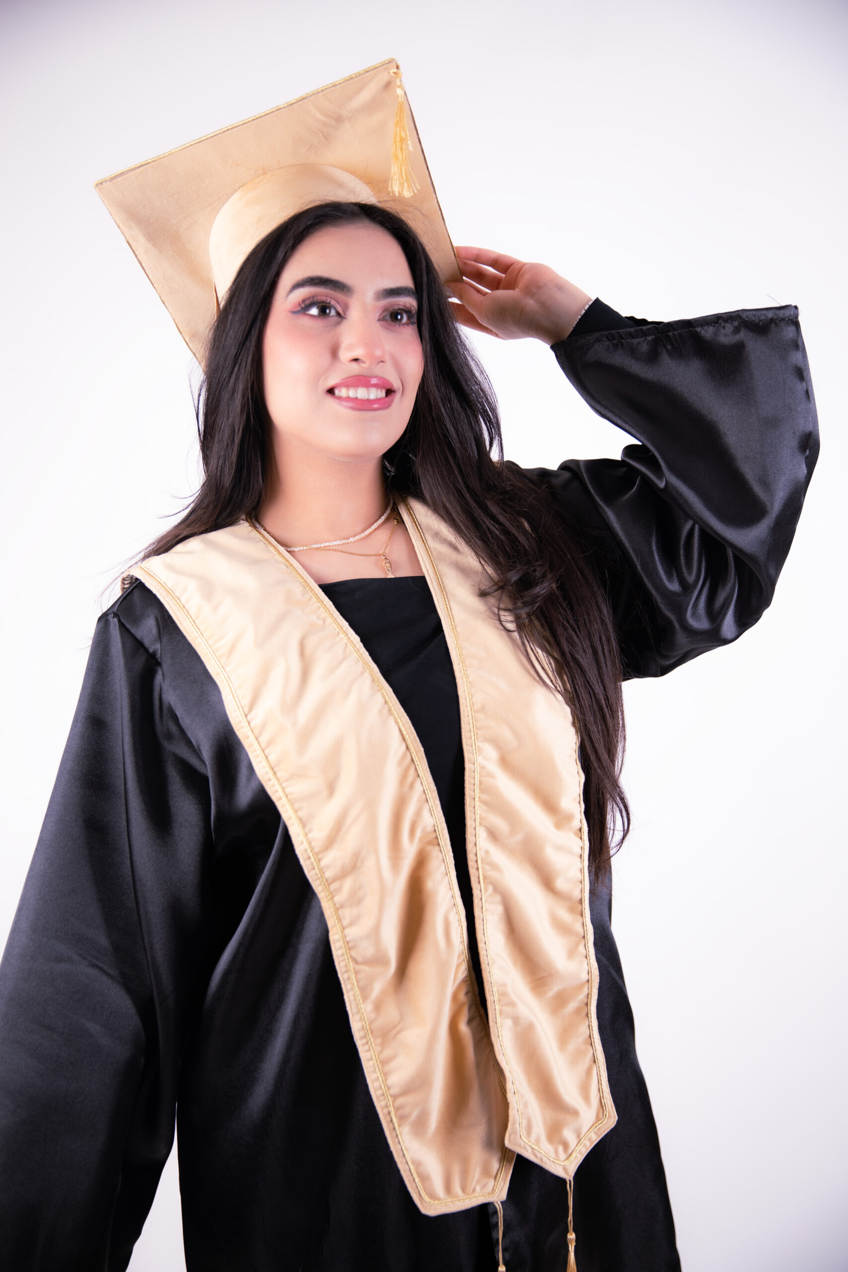 Robe De Soutenance Avec Chapeau et Echarpe Doré