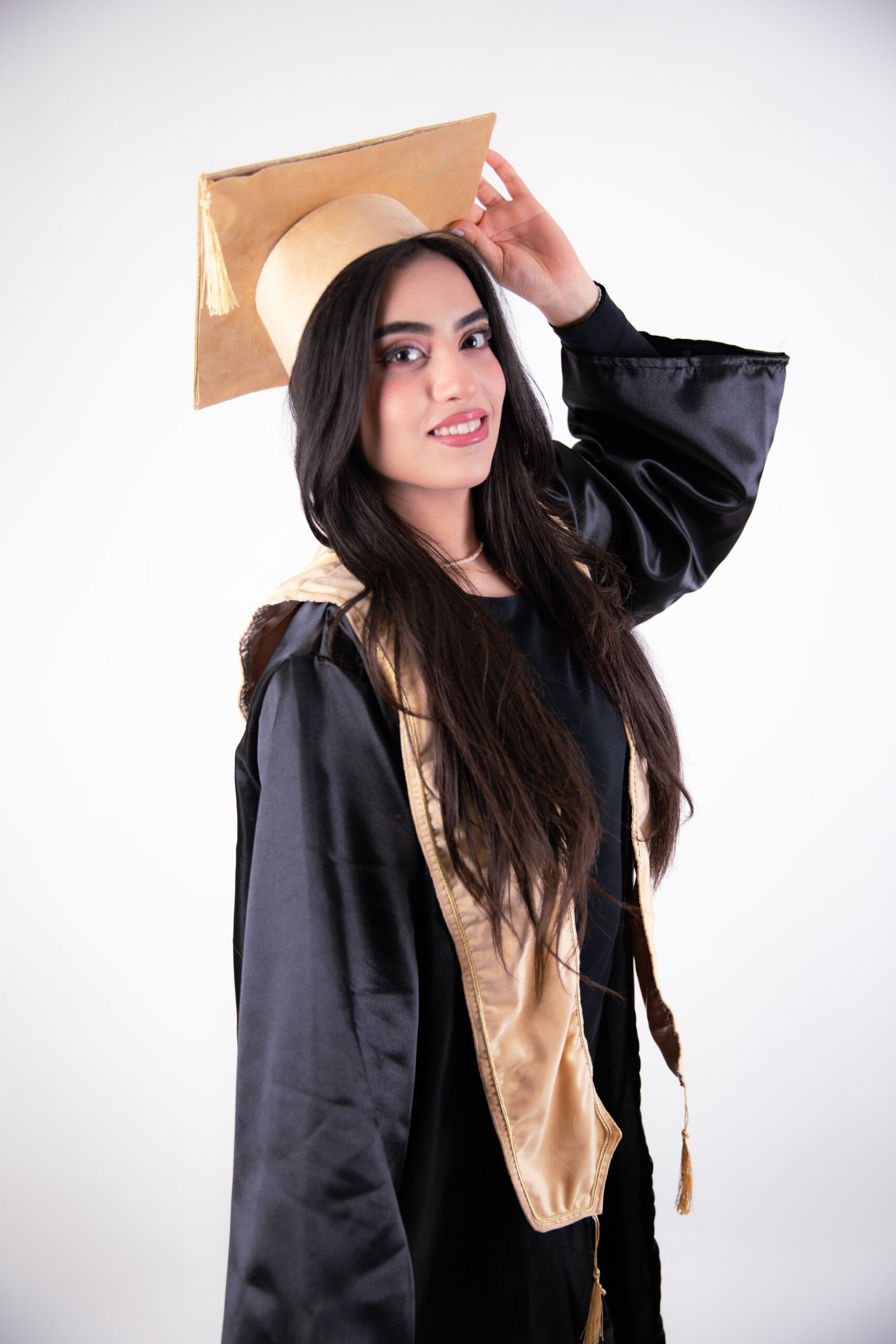 Robe De Soutenance Avec Chapeau et Echarpe Doré – Image 2